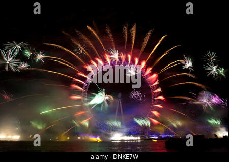 Londres, Reino Unido. El 1 de enero de 2014. La víspera de Año Nuevo: espectaculares fuegos artificiales en Londres. Crédito: Pete Maclaine/Alamy Live News