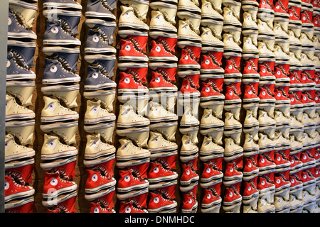 Converse sneakers establecidos en el de una bandera americana en la tienda Converse Broadway en Greenwich Village, Nueva York Fotografía de stock - Alamy
