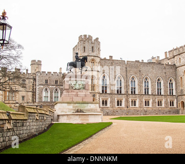 El Castillo de Windsor, Upper Ward, Apartamentos de Estado y la estatua de bronce de Carlos II a caballo por Josias Ibach