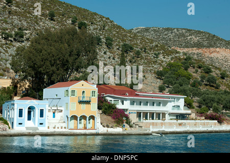 Griechenland, Kastellorizo, Nordseite des Hafens, rechts das Hotel Megisti Foto de stock