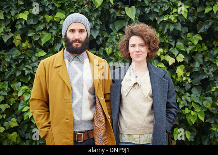 Sonriendo hipster estudiante pareja en Vintage ropas