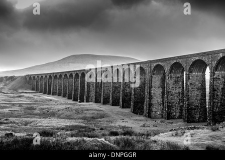 Ribblehead Viaduct, North Yorkshire. Originalmente llamado Batty Moss viaducto ferroviario Foto de stock
