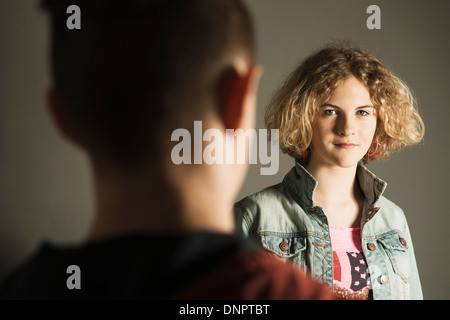 Adolescente mirando Adolescente, Foto de Estudio Foto de stock