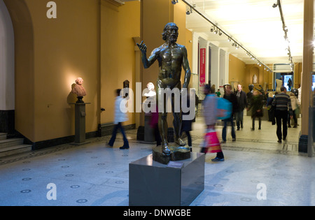 El Museo Victoria y Albert, South Kensington, Londres, Inglaterra. 4-1-2014 San Juan Bautista por Auguste Rodin Foto de stock