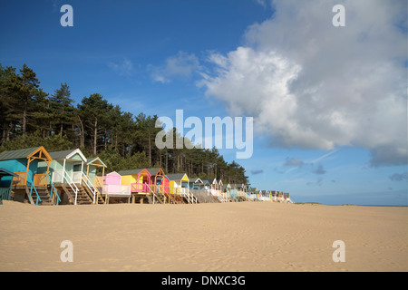Cabañas de playa de color en los pozos junto al mar, Norfolk, UK Foto de stock