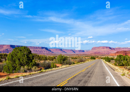 UT 211 State Road mirando al oriente, justo fuera de la entrada de las agujas sección del Parque Nacional Canyonlands, en Utah, EE.UU.
