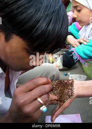 Oct 22, 2006; Kashimir, Srinagar, India; un joven girlholds cachemira sus manos decoradas con henna. El Ramadán, que actualmente está siendo observado a través del mundo islámico, acabará con el 'Eid ul Fitr' festival marca el final del mes de ayuno del Ramadán, y depende de el avistamiento de la luna nueva. Crédito: Foto obligatoria por Altaf Zargar/ZUMA Press. (©) Copyright 2006 Foto de stock