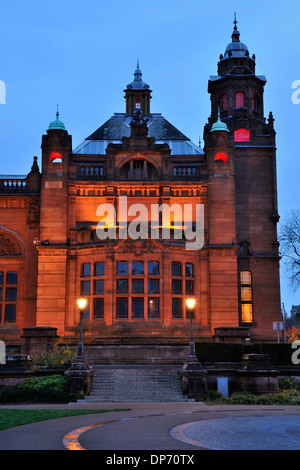 Galería de Arte y Museo Kelvingrove al anochecer, Glasgow, Escocia