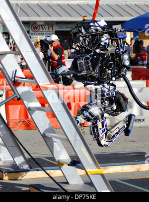 Boston Dynamic Atlas del robot durante el rescate de DARPA Robot Showdown en Homestead Miami Speedway Diciembre 20, 2013 en Homestead, FL. El evento de la DARPA es desafiar a los equipos para diseñar robots que llevará a cabo, el socorro humanitario y operaciones conexas. Foto de stock