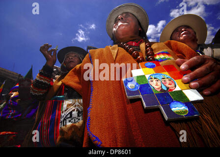 Oct 12, 2006 - La Paz, Bolivia - brujas locales y militantes del Movimiento  al Socialismo (MAS), Evo partido político, durante una ceremonia que  comemorate mistical Andina el 514th aniversario de la