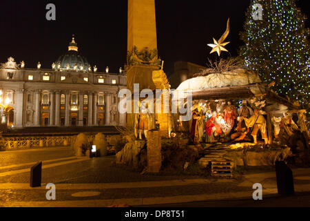 Vaticano, Roma, Italia. 08 Jan, 2014. artístico belén y ver un árbol de Navidad en la Plaza de San Pedro. Crédito: Yves Trenet/Alamy Live News) Foto de stock
