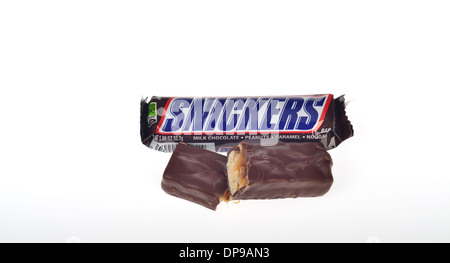Abre una barra de Snickers con embalaje roto y candy fuera en mitad mostrando el llenado, recorte EE.UU. Foto de stock