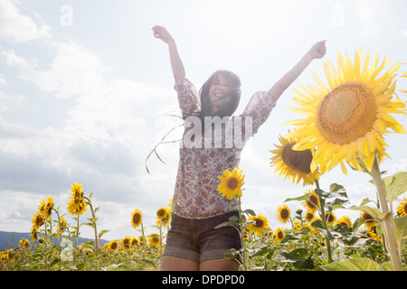 Mujer adulta media en el campo de girasoles