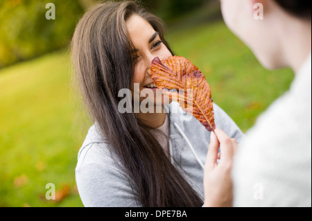 Mujer joven celebración leaf