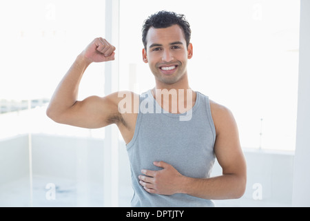 Retrato de un hombre fit flexión músculos fitness studio