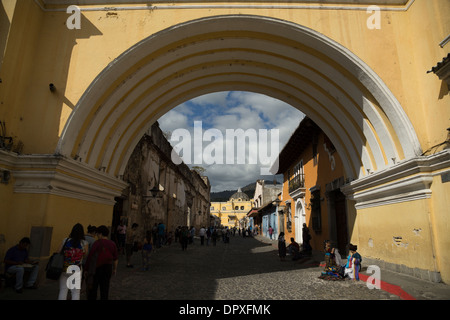 Vista de la calle desde el Arco de Santa Catalina, Antigua Guatemala Foto de stock