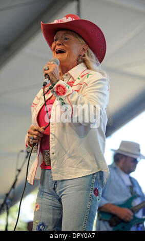 25 abr, 2009 - Indio, California, EE.UU. - cantante LYNN ANDERSON actúa en directo en el Empire Polo Field como parte del Festival de Música Country de Stagecoach 2009. (Crédito de la Imagen: © Jason Moore/ZUMA Press) Foto de stock
