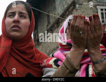 En Srinagar, Cachemira administrada por India17 de enero. La mujer musulmana de Cachemira devoto levantan las manos mientras miran hacia la reliquia mostrada por un clérigo (no en la foto) creía ser bigotes de la barba del Profeta Mahoma en el santuario Hazrat Bal de Srinagar, la capital de verano de Cachemira administrada por India. Miles de devotos de toda Cachemira convergieron en el santuario de Hazrat Bal rendir pleitesía con ocasión del viernes siguiente Eid-Milad-Un-Nabi (el aniversario del nacimiento del profeta Mahoma) (Sofi Suhail/ Alamy Live News) Foto de stock