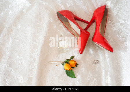 Zapatos Rojos ojal pendientes de la novia un vestido de novia