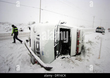 Dec 17, 2008 - Adelanto, California, EE.UU. - Un supervisor AMR toma fotografías como un conductor de camión de remolque trabaja en una ambulancia que arrastraban en la nieve en el Mirage Creek Road, cerca de ovejas en el Mirage, California, nadie resultó herido, como el desierto alto experimentaron un día de nieve el miércoles, 17 de diciembre de 2008. (Crédito de la Imagen: © Eric Reed/ZUMA Press) Foto de stock