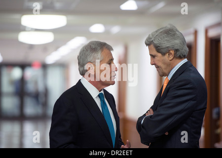 El Secretario de Defensa de EE.UU Chuck Hagel conversaciones con el Secretario de Estado, John Kerry en el Pentágono el 16 de enero de 2014 en Arlington, Virginia. Foto de stock
