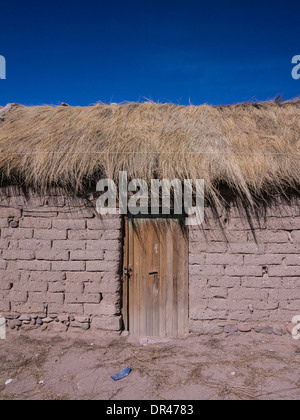 El viejo estilo de construcción de casas de adobe y techo de paja en Tahua,  Bolivia situada en el borde del Salar de Uyuni Fotografía de stock - Alamy