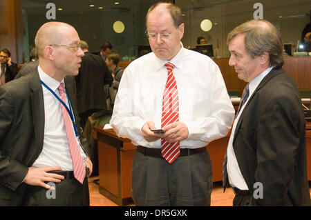 02 Dec, 2008 - Bruselas, Bélgica - El ministro alemán de Finanzas, Peer Steinbrueck (C) y Luxemburgo, Ministro de Economía y Comercio Exterior JEANNOT KRECKE (R) al inicio del Ecofin, los ministros de Finanzas reunidos en la sede de la UE en Bruselas. (Crédito de la Imagen: © Wiktor Dabkowski/ZUMA Press)