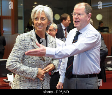 Jan 20, 2009 - Bruselas, Bélgica - El ministro alemán de Finanzas, Peer Steinbrueck conversa con el Ministro francés de Economía, Christine Lagarde (L) durante el ECOFIN (Consejo de Asuntos Económicos y Financieros) en la reunión de los ministros de finanzas de la UE (Unión Europea) la sede. La economía de la zona del euro se contraerá por primera vez este año y apenas crecerá en 2010, mientras que la inflación se mantendrá por debajo de