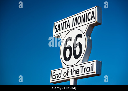 Final del Camino Ruta 66 señales de carretera en Los Angeles, California. Foto de stock