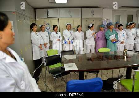 Los médicos y enfermeras de los turnos diarios reunión en Beijing del Hospital del Cáncer. 18-Oct-2013 Foto de stock