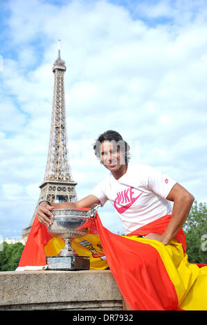 El tenista español Rafael Nadal con su trofeo delante de la torre Eiffel, después de ganar la final de Singles de Hombres tennis match del Torneo Abierto de Tenis de Francia en el estadio Roland Garros. París, Francia - 11.06.12