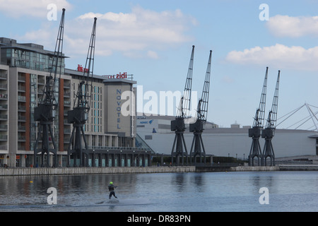 El hombre tras el embarque en un medio urbano Dock Foto de stock