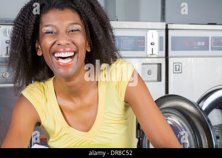 Mujer alegre en Servicio de lavandería Foto de stock