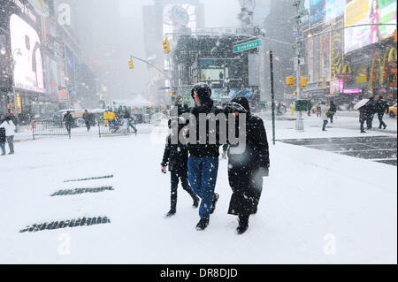 Nueva York, NY, EUA. 21 ene, 2014. Los peatones caminar en la nieve a través de la Times Square en la Ciudad de Nueva York, Estados Unidos, el 21 de enero de 2014. Crédito: Xinhua/Alamy Live News Foto de stock