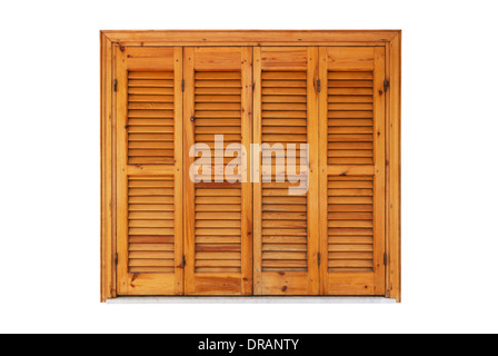 Ventanas de madera con persianas cerradas aisladas sobre fondo blanco.