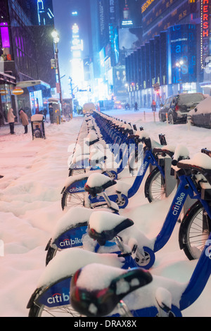 Citi bicicletas cubierto de nieve en Times Square en Nueva York durante una tormenta de nieve Foto de stock
