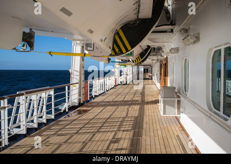 Cubierta y pasamanos de madera vacías con un anillo de vida colgando de