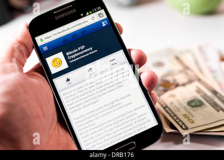 Cali, Colombia - 11 de enero de 2014: Foto de un dispositivo Samsung Galaxy S4, mostrando la página oficial de Facebook de la Bitcoin. Foto de stock