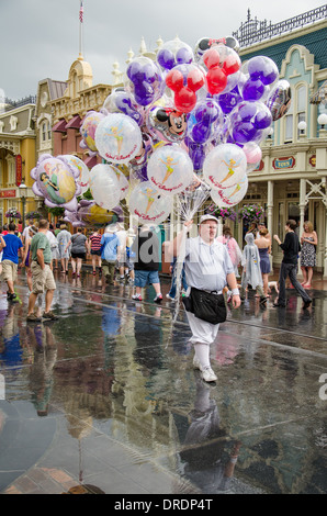 Vendedor de globos en Magic Kingdom, Walt Disney World en Orlando, Florida Foto de stock