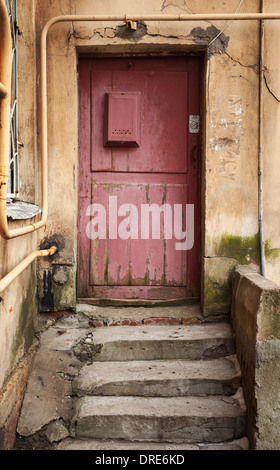Antigua puerta de madera roja con buzón. La parte vieja de San Petersburgo