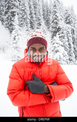 Hombre Asiático En La Nieve Con Gafas De Sol Frescas Foto de archivo -  Imagen de adulto, lifestyle: 226535938
