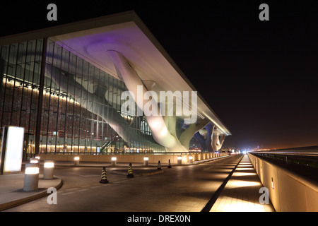Centro Nacional de Convenciones en Doha iluminados durante la noche. Qatar, Oriente Medio Foto de stock