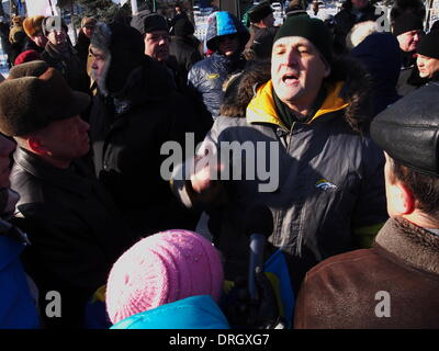 Lugansk, Ucrania. El 26 de enero de 2014. El hombre intenta provocar la manifestación de la oposición Crédito: Igor Golovnov/Alamy Live News Foto de stock