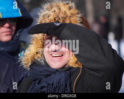 Lugansk, Ucrania. El 26 de enero de 2014. Provocador descendía más allá de la manifestación de la oposición, viendo los eventos desde lejos de crédito: Igor Golovnov/Alamy Live News Foto de stock