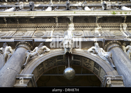 Detalle arquitectónico de las Procuratie Vecchie en Piazza San Marco, Venecia, Véneto, Italia Foto de stock