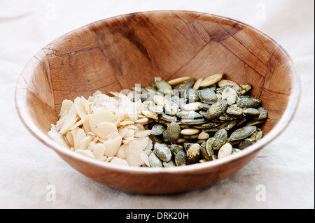 Los copos de almendra y semillas de calabaza Foto de stock