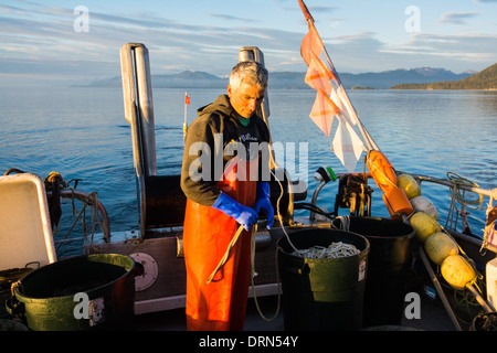 Pescador tendido de palangre para el bacalao negro de pesca comercial, Estrecho de Chatham, al sureste de Alaska, EE.UU. Foto de stock