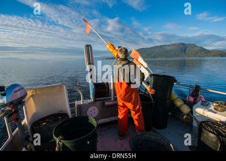 Pescador tendido de palangre para el bacalao negro de pesca comercial, Estrecho de Chatham, al sureste de Alaska, EE.UU. Foto de stock