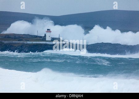 Tempestad las olas rompen sobre Broadhaven Faro, punto Gubbacashel Belmullet, en el condado de Mayo, Irlanda.