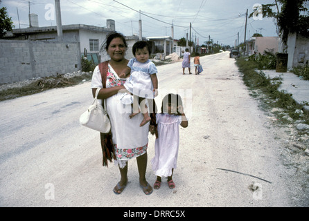 La madre y sus hijos en una calle en Cozumel, México Foto de stock